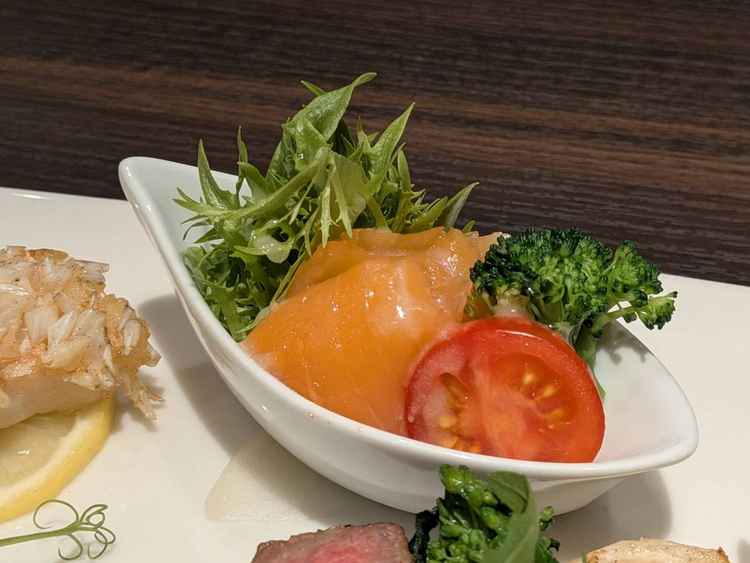 サーモンも野菜もあっさりしていて食べやすいです