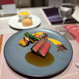 試食プレート。ロースとカボチャのポタージュ、米粉パン。全て手作りで既製品はなし。