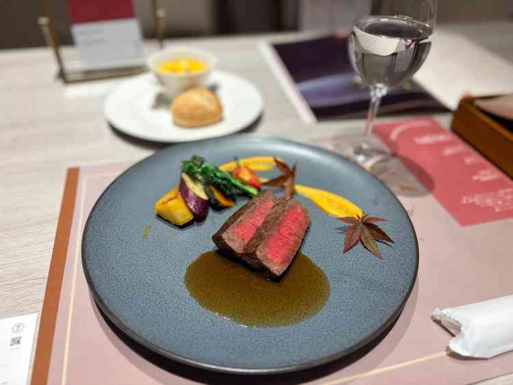 試食プレート。ロースとカボチャのポタージュ、米粉パン。全て手作りで既製品はなし。