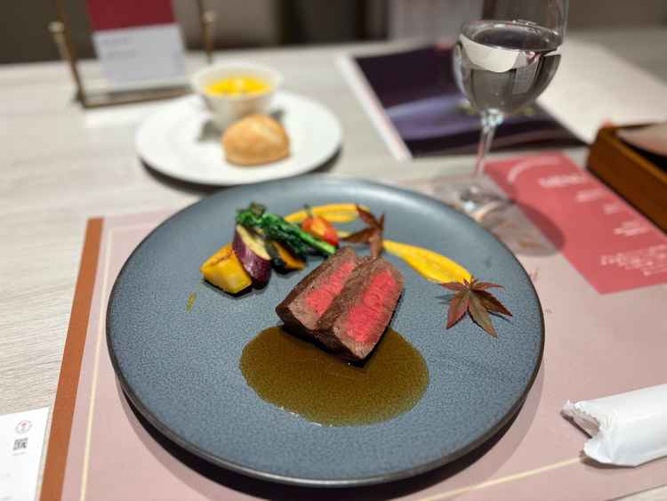 試食プレート。ロースとカボチャのポタージュ、米粉パン。全て手作りで既製品はなし。