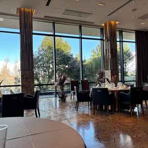 シックで大人なスタイルの披露宴会場ゲストとの距離も近くこじんまりした雰囲気が素敵でした