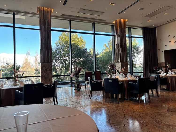 シックで大人なスタイルの披露宴会場ゲストとの距離も近くこじんまりした雰囲気が素敵でした