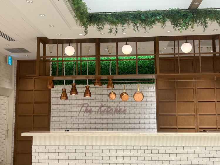 7階の披露宴会場では、オープンキッチンでコールドストーン風の演出もできる。