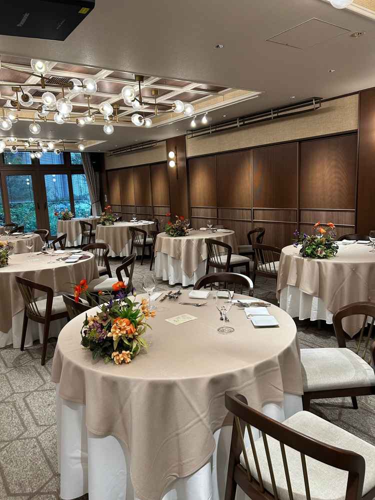 披露宴会場です。天井が低く、高砂と招待客の距離が近いため、アットホームな雰囲気でした。