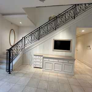 階段はウェルカムスペースについているのでスクリーンでムービー→入場には使えない