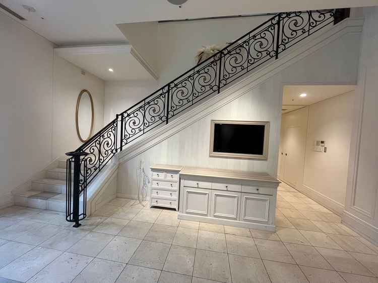 階段はウェルカムスペースについているのでスクリーンでムービー→入場には使えない