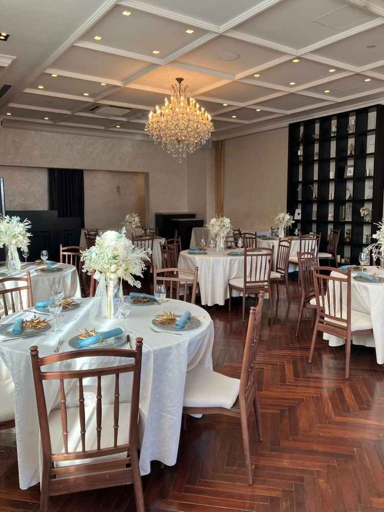 披露宴会場。アットホームな雰囲気です。座る場所によってはゲストから2人が少し見にくいかもしれない。