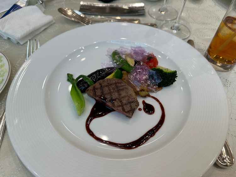 メインディッシュ。紫芋のチップスが新鮮な食感。