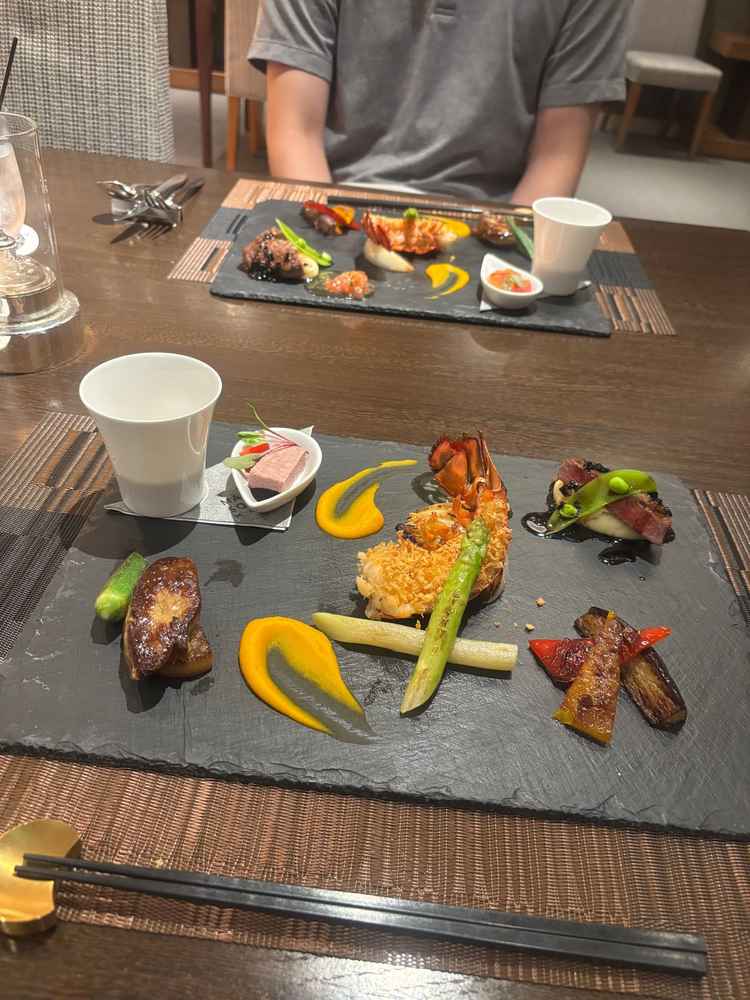 料理はランクごとに全てが決まっているわけではなく一品一品自分たちで選べるようです。