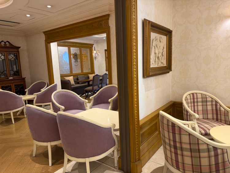 ゲスト控え室。かなり広いがプロジェクターはないため、飽きさせない工夫は必要か。