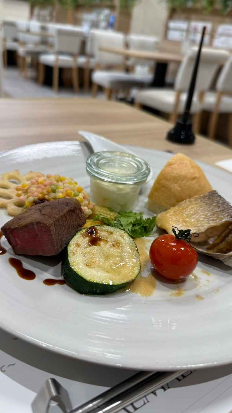 お料理がとても美味しかった！こんなに分厚いお肉なのに柔らかかった