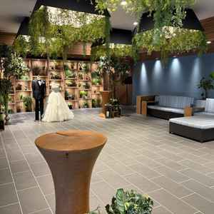 式の後や、披露宴の前に、0.5次会として使用できるスペースです。ゲストと共に楽しめるのも魅力です。