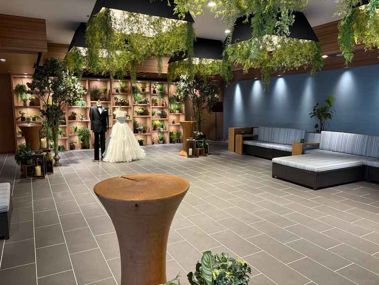 式の後や、披露宴の前に、0.5次会として使用できるスペースです。ゲストと共に楽しめるのも魅力です。