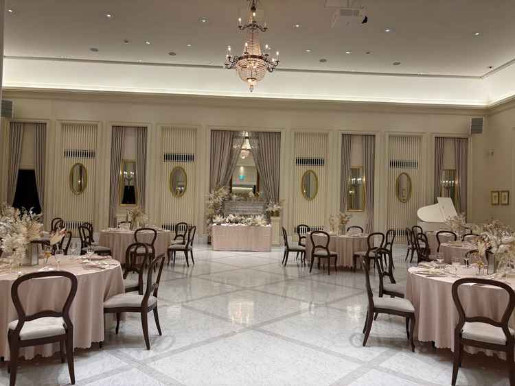 披露宴会場は、白とピンクのキュートすぎない色味でおしゃれに飾られていて好みだった。自由度高そうで良い