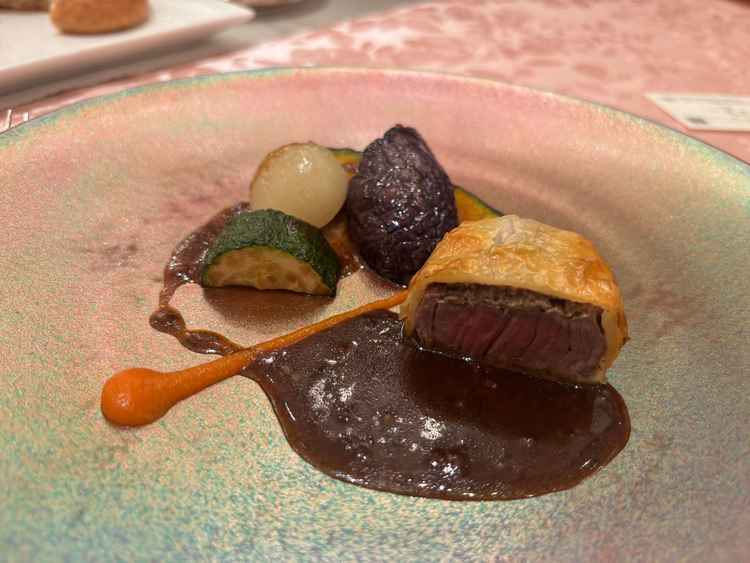 試食メニュー（牛のパイ包）は美味しく、お肉は柔らかい。デザート演出も当日のイメージが湧いて良かった。