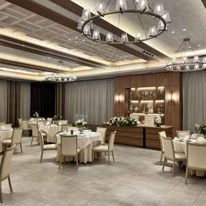 披露宴会場は新郎新婦との距離感が遠すぎず近過ぎずちょうどいいなと思った。みんなの顔や表情が見れる距離