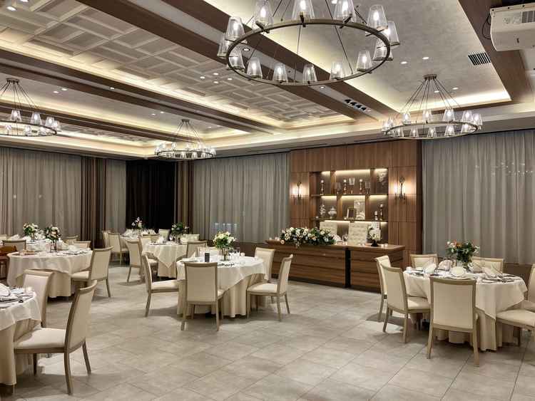 披露宴会場は新郎新婦との距離感が遠すぎず近過ぎずちょうどいいなと思った。みんなの顔や表情が見れる距離