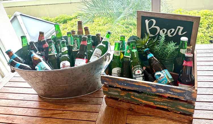 ビアバー。ゲストが挙式後に披露宴の開始を待つ間、好きなビールで乾杯できるのは楽しそうです。