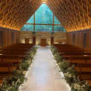 外からの自然光が入って厳かな雰囲気