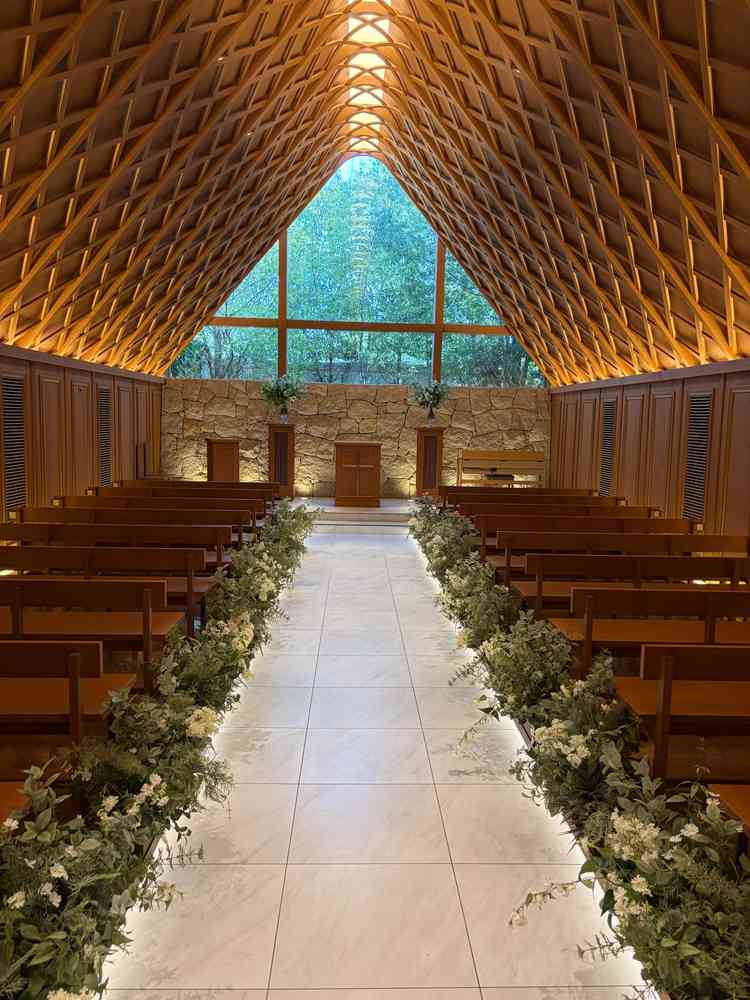 外からの自然光が入って厳かな雰囲気