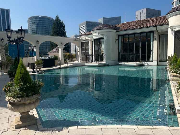 チャペルから出た後のプール