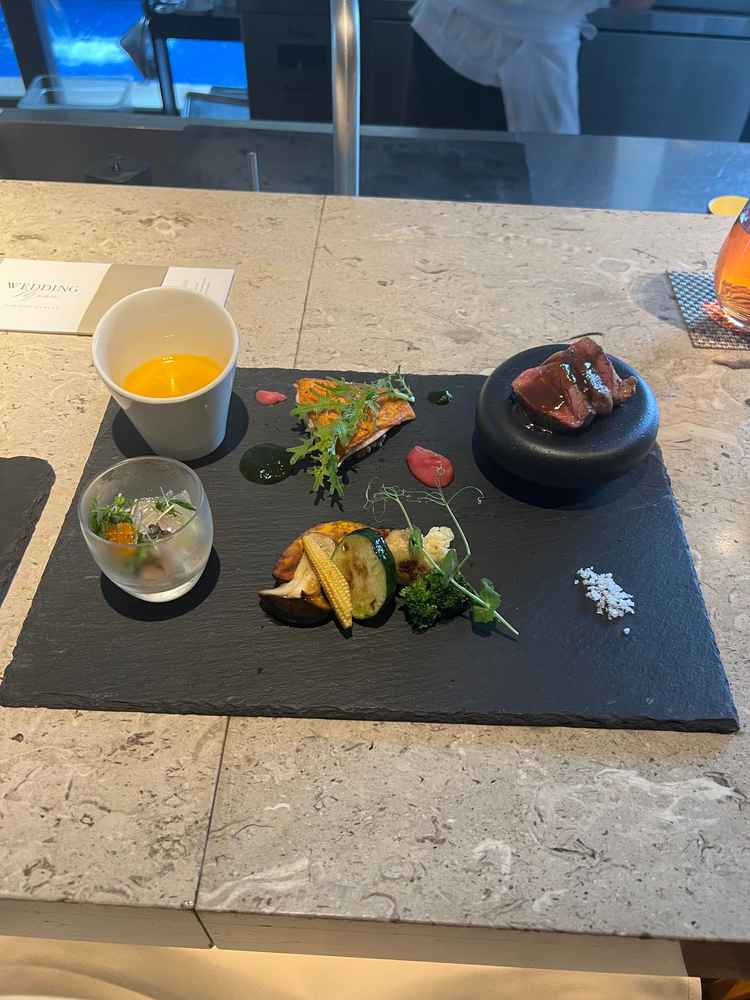 素材本来の味が際立つ上品な味付けで、お肉の柔らかさと彩り豊かな盛り付けに大満足でした。