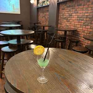 待合室はバースタイルで横浜赤レンガを思わせる落ち着いた雰囲気でした。親族控室は同フロアに個室が2部屋