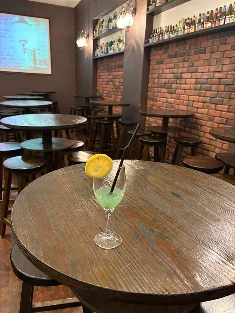 待合室はバースタイルで横浜赤レンガを思わせる落ち着いた雰囲気でした。親族控室は同フロアに個室が2部屋