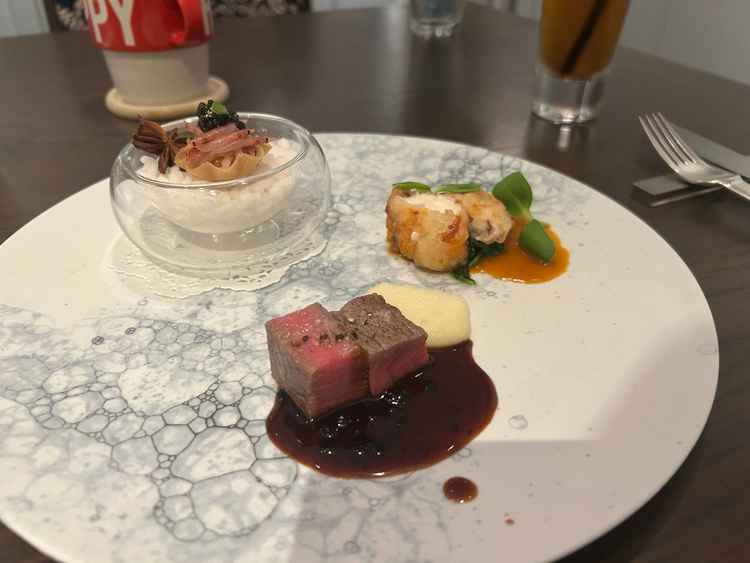 トリュフのソースがかかったお肉がとても美味しかったです。自分たちの意見も料理内容にかなひ反映できそう