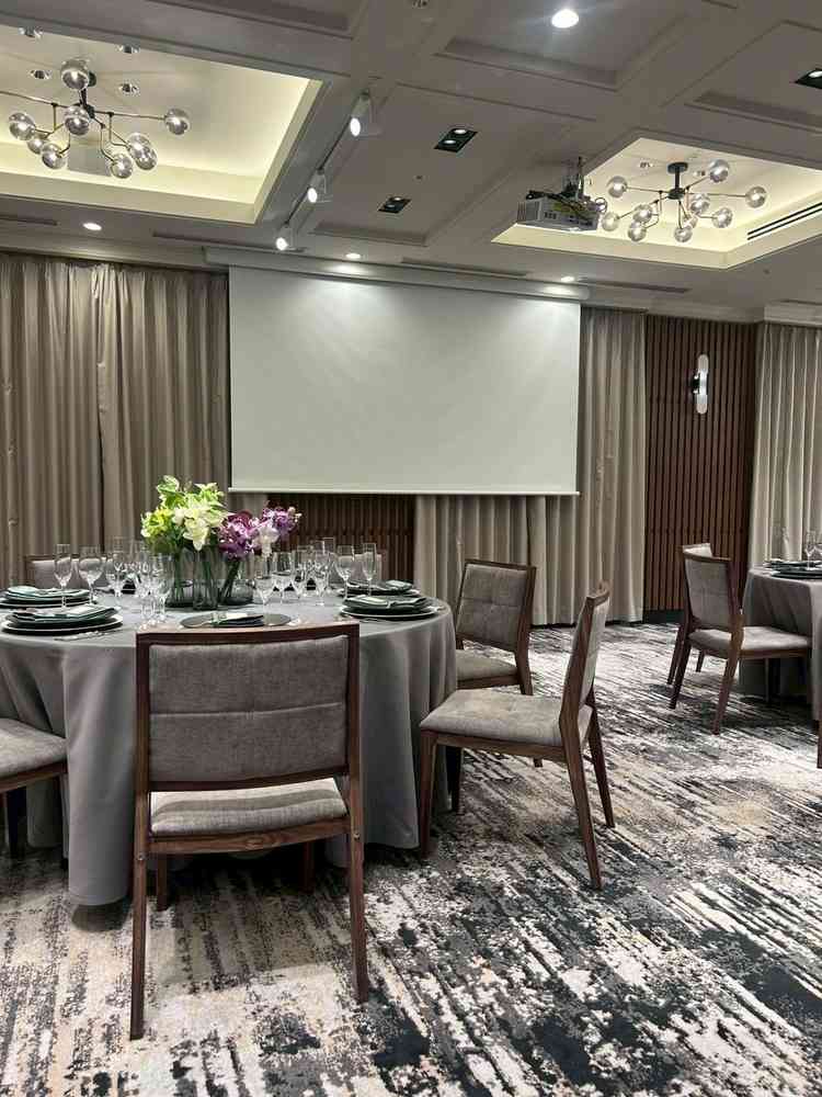 オープンキッチンと絶景を楽しめる大人な雰囲気の会場でした。