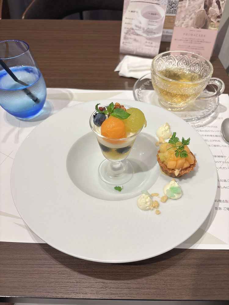 華やかで可愛らしく、甘さもちょうどよく美味しかったです。食後でも食べやすいデザートでした。