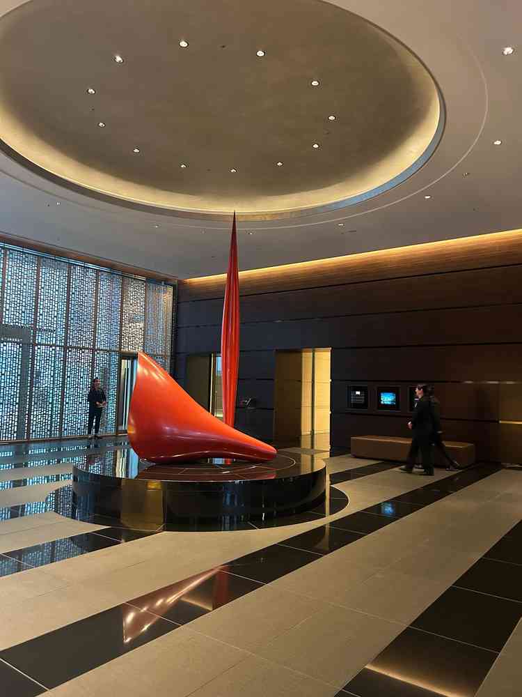 入り口の目の前にアート作家により製作された素敵なオブジェがあります。写真映えしそうでした。