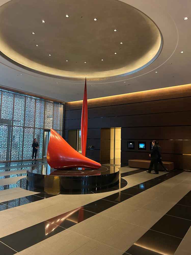 入り口の目の前にアート作家により製作された素敵なオブジェがあります。写真映えしそうでした。