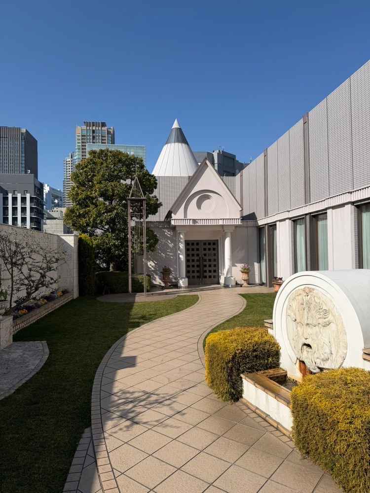 チャペル前のフラワーシャワーや写真撮影を行えるスペース。日当たりがよく、芝生も綺麗だった。