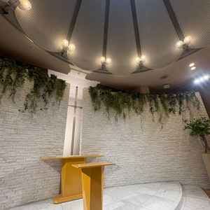 祭壇の天井は高く、自然光がはいるためどの様な天気でも明るく厳かな雰囲気も兼ね備えている点も魅力でした