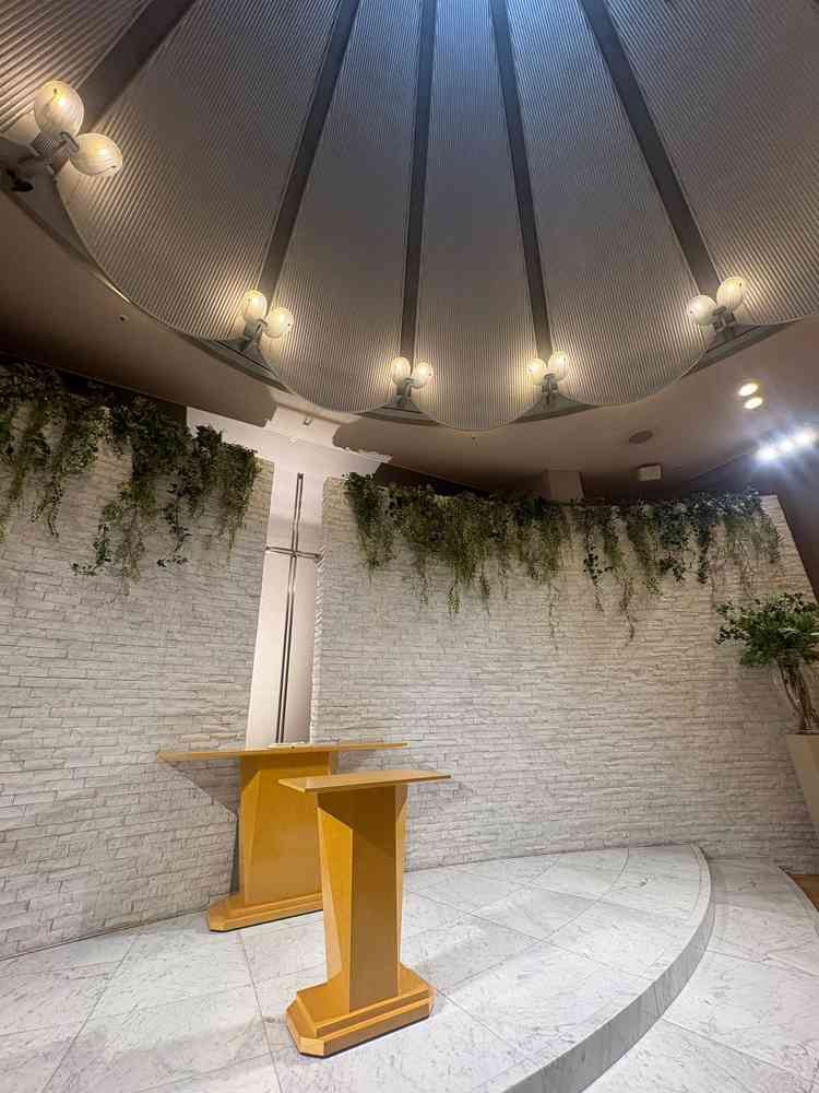祭壇の天井は高く、自然光がはいるためどの様な天気でも明るく厳かな雰囲気も兼ね備えている点も魅力でした