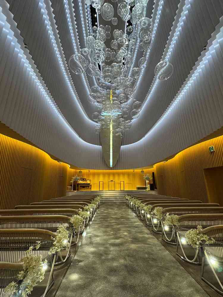 海底をイメージしたチャペル。バージンロードに落ちる泡をイメージした影が特徴的。