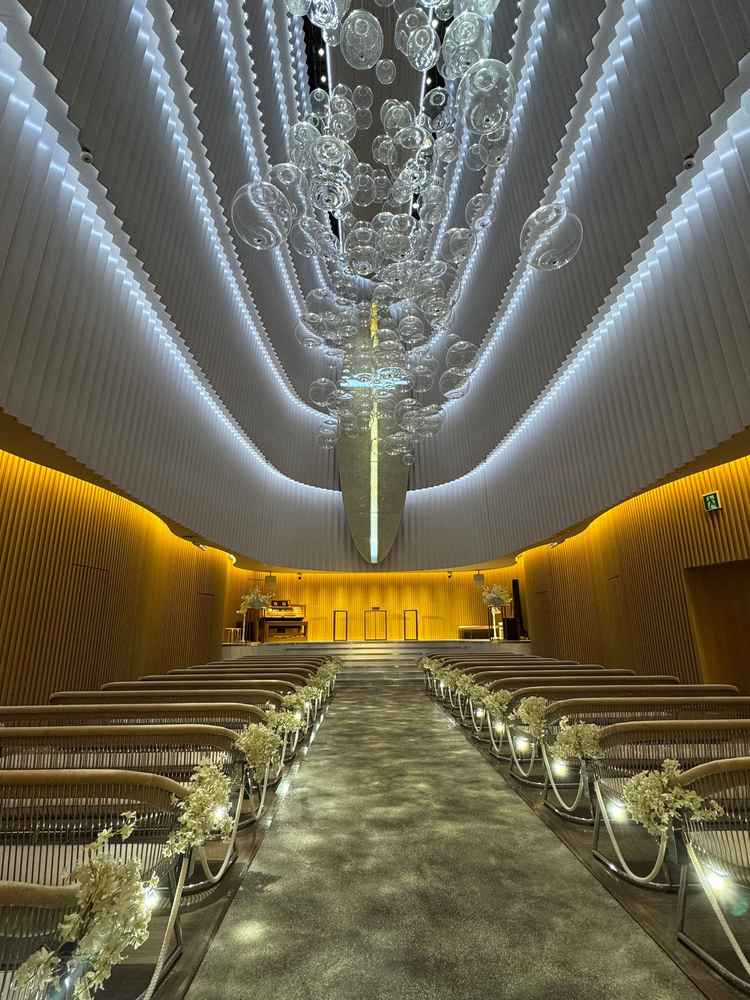 海底をイメージしたチャペル。バージンロードに落ちる泡をイメージした影が特徴的。