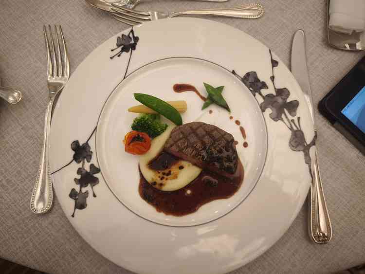 料理はそこそこ。