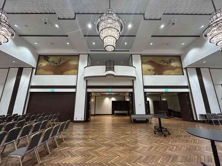 真珠という披露宴会場です。敷地面積は鳳凰という会場と同じですが、こちらの方が天井が高かったです。