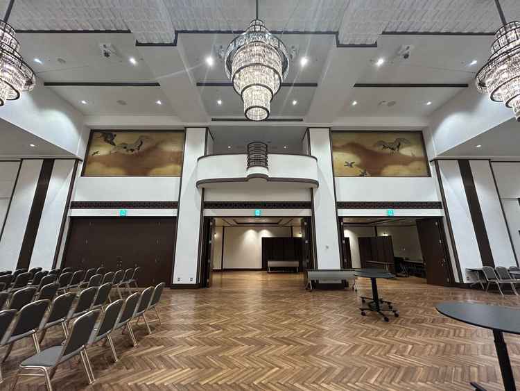 真珠という披露宴会場です。敷地面積は鳳凰という会場と同じですが、こちらの方が天井が高かったです。