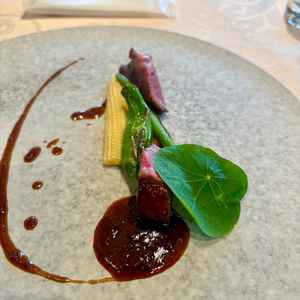 試食会のメイン料理。お肉はとても柔らかく、地元野菜や奈良漬けのソースもとても美味しかった。