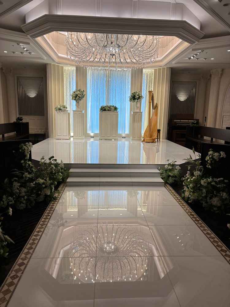 チャペルを写した写真。シャンデリアと新郎夫婦を同時に写真に写せるよう天井が低めでコンパクトな印象。