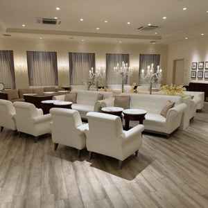 待合室もシンプルで、とても広い！広さは素晴らしかったです。