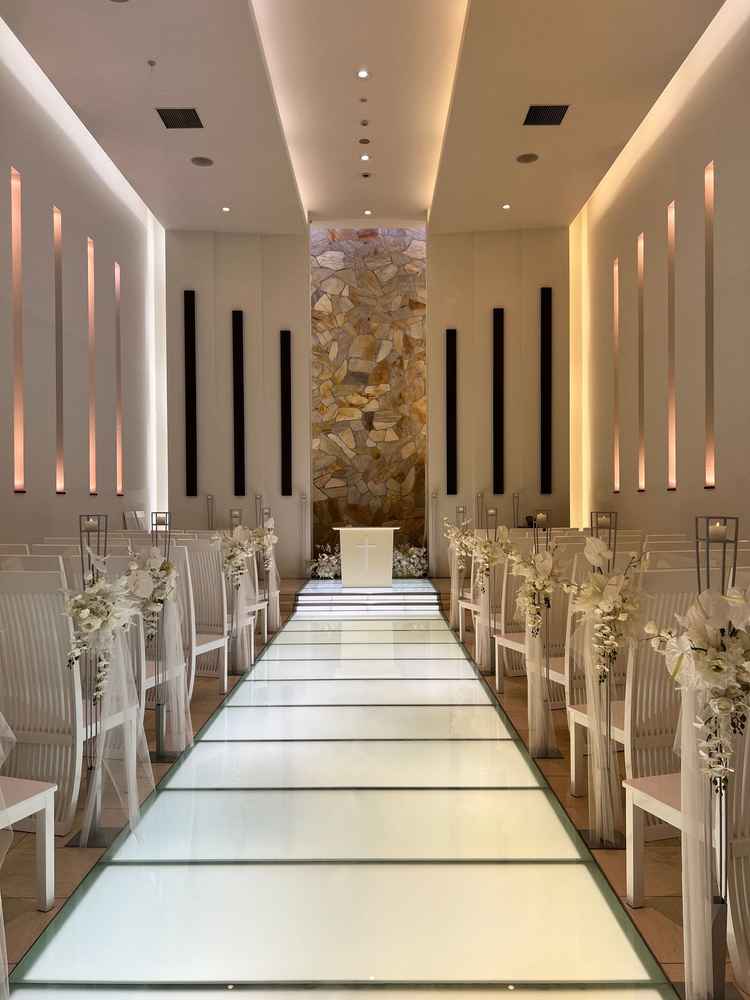 チャペルは下からスモークが出てきて、いわゆる結婚式らしい雰囲気