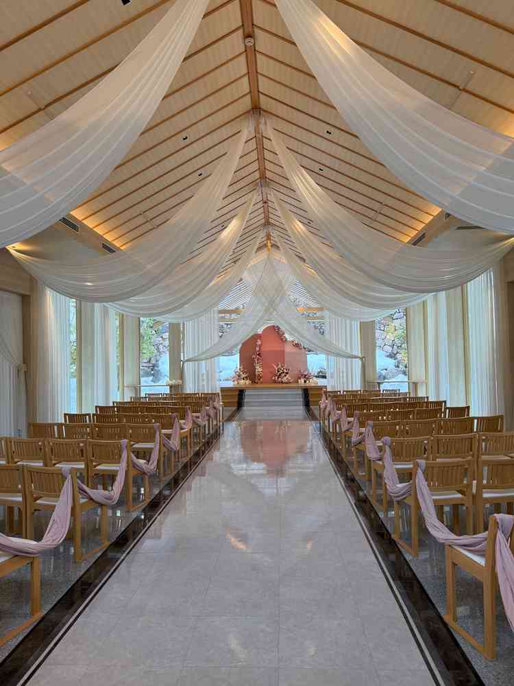 神前式、人前式どちらも行える挙式会場で、装飾次第でガラリと印象が変わり驚きました。