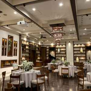 披露宴会場は広々として開放感があり、洗練されたインテリアで落ち着きを感じた。