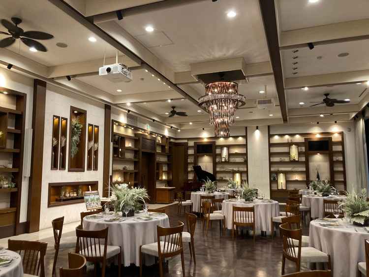 披露宴会場は広々として開放感があり、洗練されたインテリアで落ち着きを感じた。