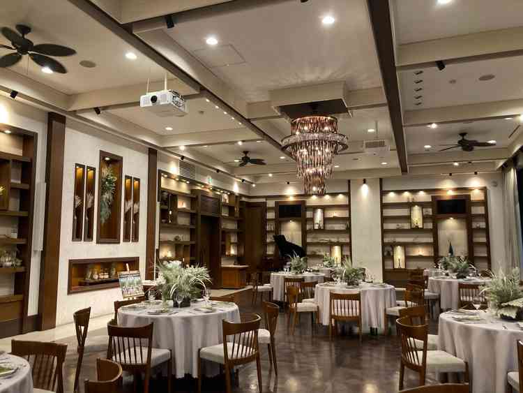 披露宴会場は広々として開放感があり、洗練されたインテリアで落ち着きを感じた。