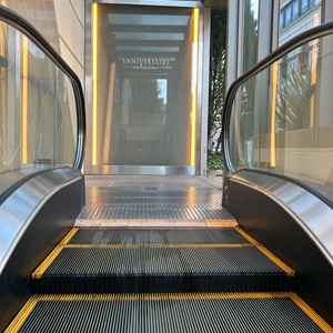 新郎新婦がドレスアップして挙式から外に出て行くところ